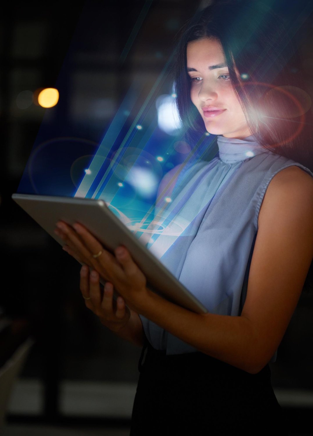 holograma-global-tableta-mujer-red-noche-realidad-aumentada-o-experiencia-metaverso-tecnologia-futura-luz-digital-brillante-mujer-negocios-datos-ciencia-ficcion-pantalla